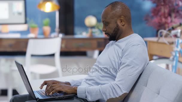 Alegre Homem Casual Relaxante Casa Usando Laptop — Vídeo de Stock