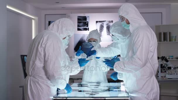 Tam Vücut Yüksek Teknoloji Malzemeler Steril Laboratuvar Inceleyerek Takım Elbise — Stok video