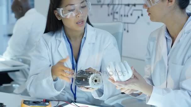 Engenheiros Pesquisa Científica Colaborando Projeto Para Construir Mão Robótica — Vídeo de Stock