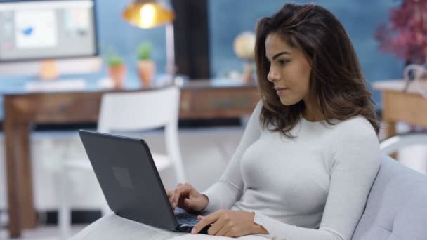 Hermosa Mujer Sonriente Relajarse Casa Utilizando Ordenador Portátil — Vídeos de Stock