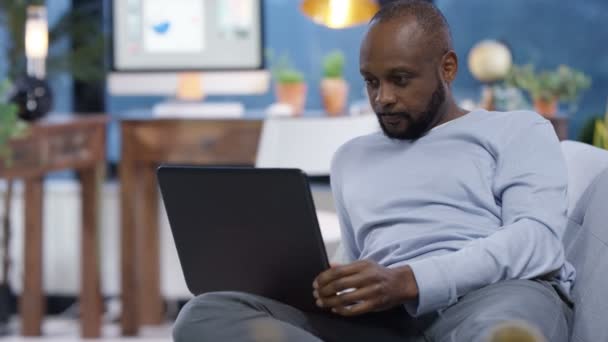 Alegre Hombre Casual Relajarse Casa Utilizando Ordenador Portátil — Vídeos de Stock