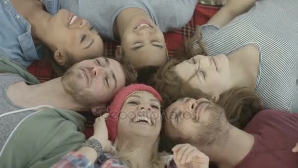Happy Teman Teman Riang Pantai Berbaring Dalam Lingkaran Dengan Kepala — Stok Video