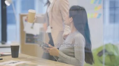 dedikoduya başlıyorsunuz yetişmek için 4 k neşeli iş kadınları çekici a kırılmak ofis