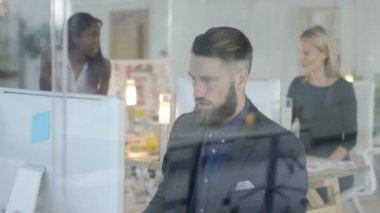 Birlikte çalışma modern office neşeli yaratıcı tasarım ekibi.