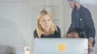 Birlikte çalışma modern office neşeli yaratıcı tasarım ekibi.