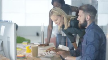 Bir proje üzerinde işbirliği, konsept modeli arıyorum ve bilgisayarda çalışan yaratıcı tasarım ekibi.