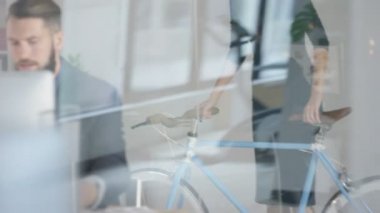 Birlikte çalışma modern office neşeli yaratıcı tasarım ekibi.