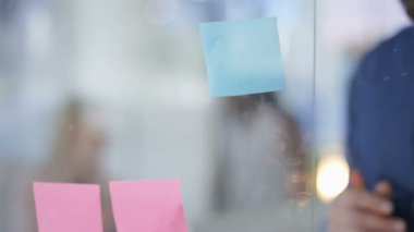 Yaratıcı iş takım şehir Office yapışkan notlar ile beyin fırtınası.