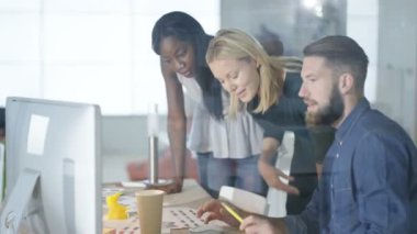 Bir proje üzerinde işbirliği, konsept modeli arıyorum ve bilgisayarda çalışan yaratıcı tasarım ekibi.