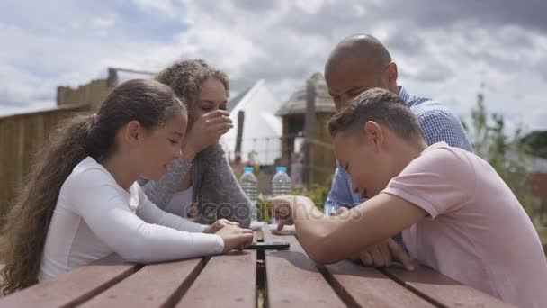 Glückliche Familie Schaut Während Des Tagesausflugs Aufs Smartphone — Stockvideo