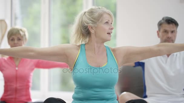 Instrutora Fitness Feminina Madura Trabalhando Com Clientes Aula Ginástica — Vídeo de Stock