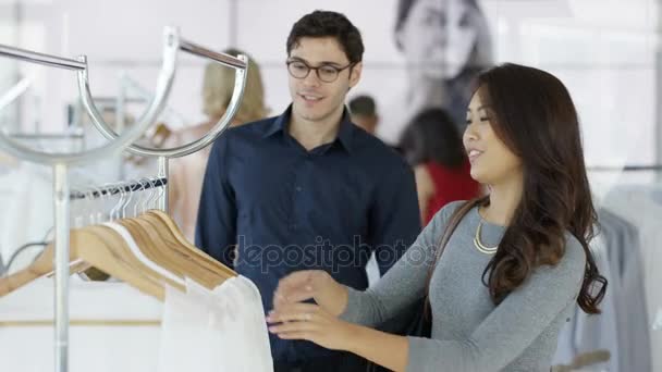 Uśmiechnięty Kilka Sklepów Kobieta Patrząc Ubrania Sklepie Odzieżowym Boutique — Wideo stockowe