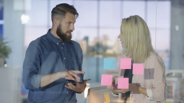 商业男人和女人在创意办公室用粘滞音符集思广益 — 图库视频影像