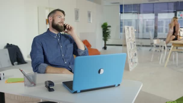 クリエイティブ オフィスに怒りの電話を作るビジネスマンを強調 — ストック動画