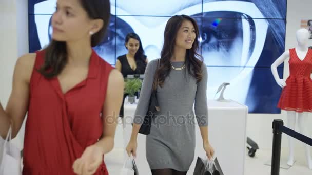 在时尚服装店购物的年轻妇女离开商店与许多袋子 — 图库视频影像