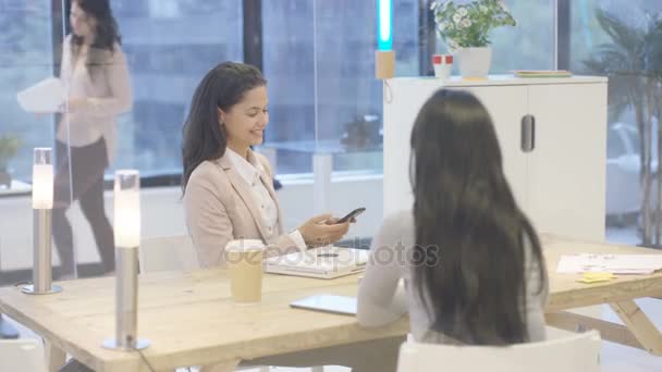 Empresaria Con Colega Compañía Joven Que Recibe Una Llamada Telefónica — Vídeo de stock