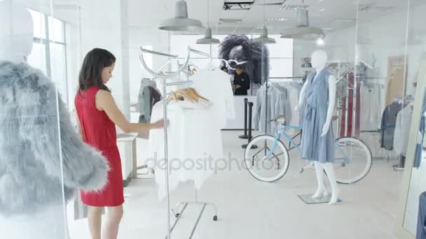 Time Lapse Van Klanten Winkelen Personeel Assistentie Trendy Kleding Winkel — Stockvideo