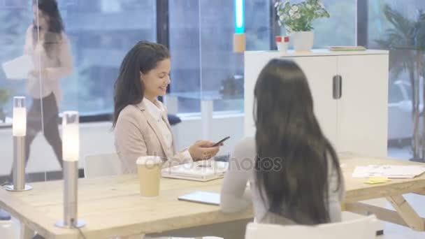 Empresaria Con Colega Compañía Joven Que Recibe Una Llamada Telefónica — Vídeos de Stock