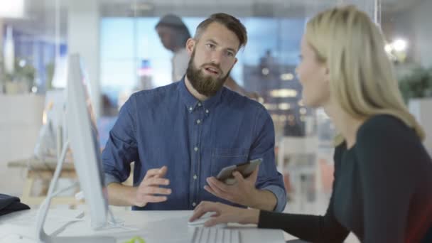 Designers Colaborando Projeto Trabalhando Computador Escritório Criativo — Vídeo de Stock