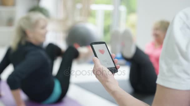 Allenatore Fitness Con App Smartphone Allenarsi Con Clienti Donne Mature — Video Stock