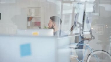 Birlikte çalışma modern office neşeli yaratıcı tasarım ekibi.