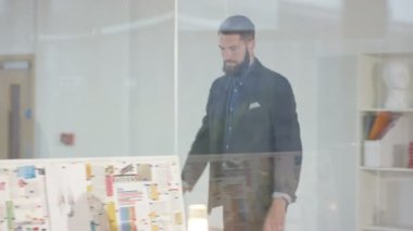 Birlikte çalışma modern office neşeli yaratıcı tasarım ekibi.