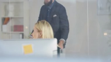 Birlikte çalışma modern office neşeli yaratıcı tasarım ekibi.