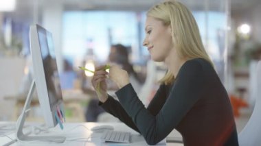 Tasarımcı çalışma masasının yaratıcı ofiste, gülümseyen portresi.