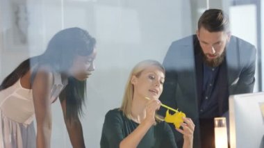 Bir proje üzerinde işbirliği, konsept modeli arıyorum ve bilgisayarda çalışan yaratıcı tasarım ekibi.