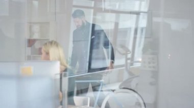 Birlikte çalışma modern office neşeli yaratıcı tasarım ekibi.