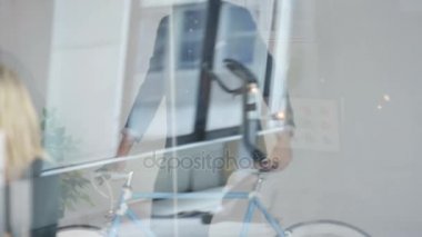 Birlikte çalışma modern office neşeli yaratıcı tasarım ekibi.