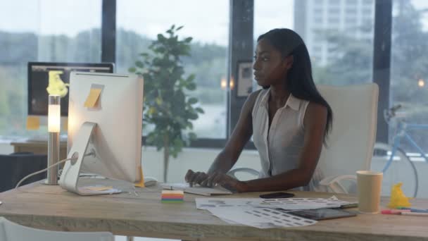 Attraktiva Affärskvinna Arbetar Vid Sitt Skrivbord Kreativa Kontor — Stockvideo