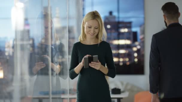 Retrato Mujer Negocios Sonriente Con Tableta Compañeros Trabajo Vista Ciudad — Vídeos de Stock