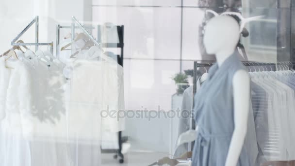 Interior Uma Loja Roupa Feminina Moda Com Prateleiras Roupa Manequim — Vídeo de Stock