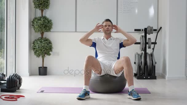 Zdravé Zralý Muž Fitness Míče Tělocvičně — Stock video