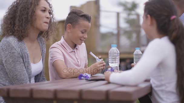 Glückliche Familie Isst Snacks Tisch Freien Während Sommerausflug — Stockvideo