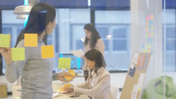 Attractive Businesswomen Creative Office Brainstorming Sticky Notes — Stock Video