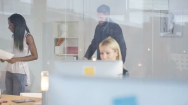 Birlikte çalışma modern office neşeli yaratıcı tasarım ekibi.