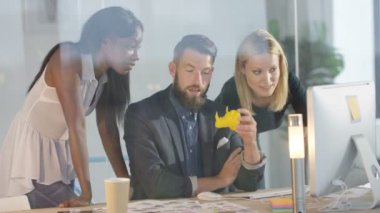 Bir proje üzerinde işbirliği, konsept modeli arıyorum ve bilgisayarda çalışan yaratıcı tasarım ekibi.