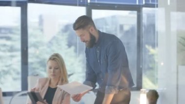 Birlikte, yapışkan notlar ile beyin fırtınası genç kadın çalışan yaratıcı iş takım.