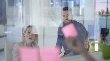 Yaratıcı iş takım şehir Office yapışkan notlar ile beyin fırtınası.