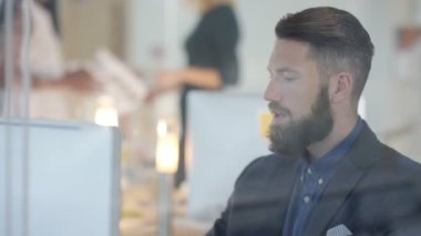 Birlikte çalışma modern office neşeli yaratıcı tasarım ekibi.