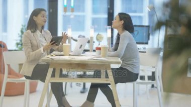 4 k emin başarılı iş kadınları tablet bilgisayar arıyorum bir toplantıda