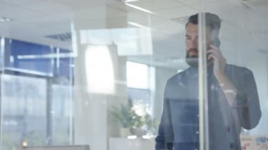 Evet ve yaratıcı ofiste bilgisayar üzerinde çalışan geçici iş adamı.