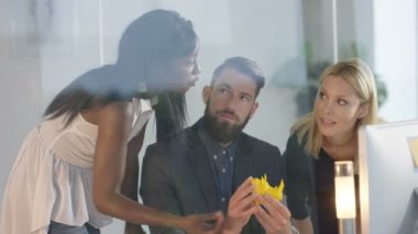 Bir proje üzerinde işbirliği, konsept modeli arıyorum ve bilgisayarda çalışan yaratıcı tasarım ekibi.