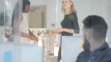 Birlikte çalışma modern office neşeli yaratıcı tasarım ekibi.