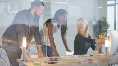 Bilgisayar önünde fikirler için beyin fırtınası yaratıcı tasarım ekibi.