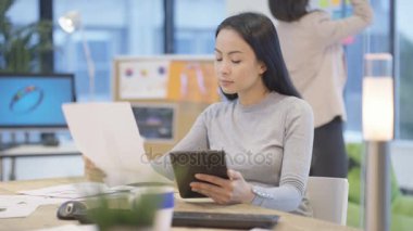 4 k tasarımcılar çizimlere bakarak ve fikirleri tartışmak modern ofis