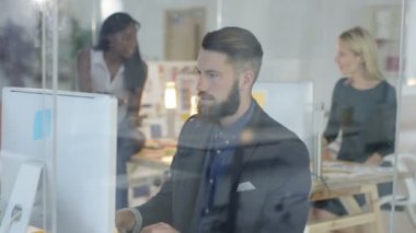 Modern ofis fikirler için beyin fırtınası neşeli yaratıcı tasarım ekibi.