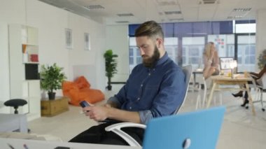 Onun işi yaratıcı Office yerine zımba ile oynarken sıkılmış iş adamı.